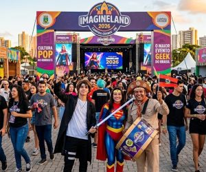 Pórtico do evento Imagineland 2026 em Campina Grande com cosplayers e um sanfoneiro tradicional, unindo cultura geek e forró nordestino.